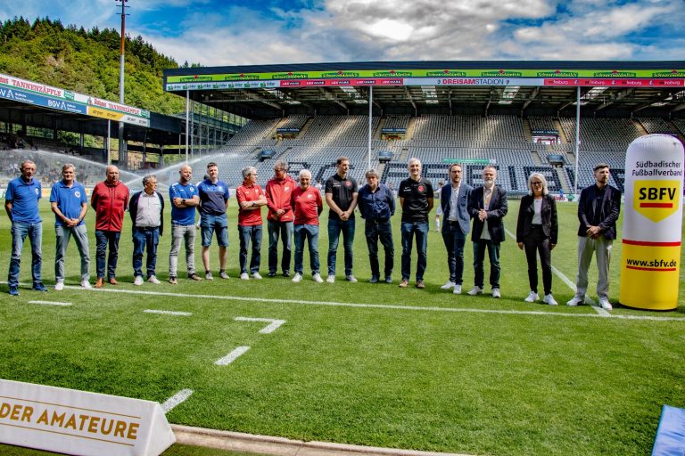 Ehrung im Dreisamstadion